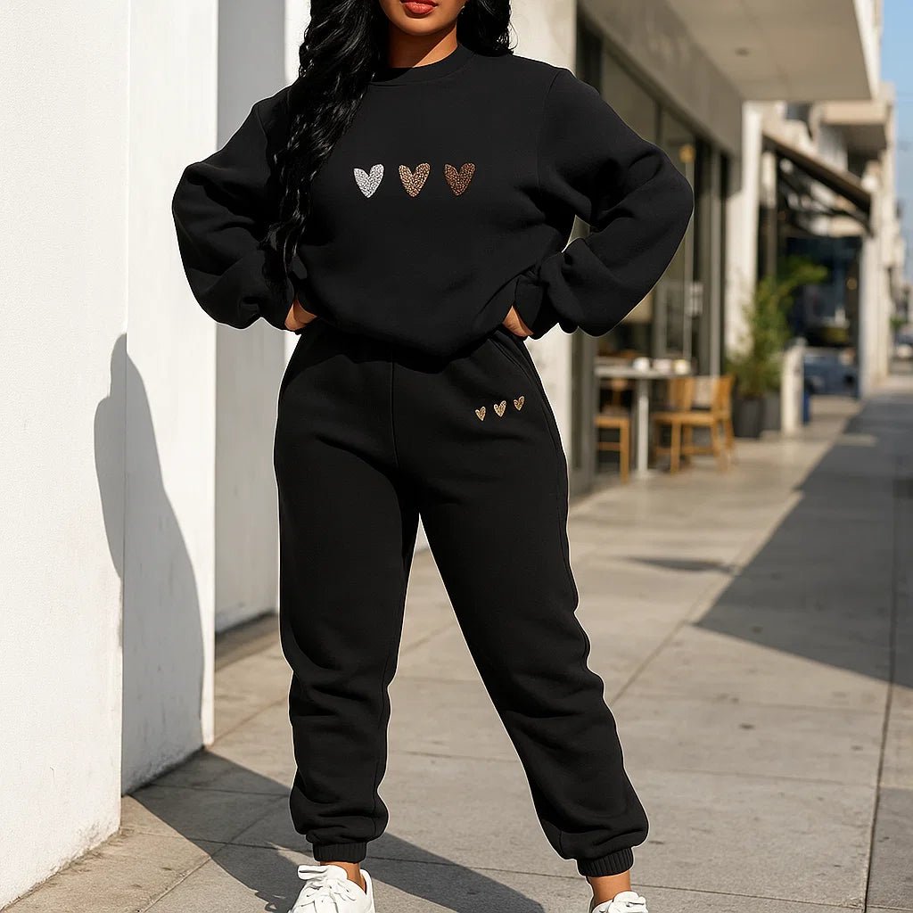 Damski dres - dwuczęściowy zestaw - sweter i joggery - w serduszka