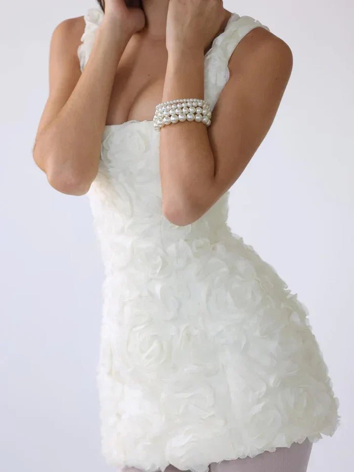 Krótka sukienka z trójwymiarowymi kwiatami – elegancka i romantyczna - vivano - warszawa