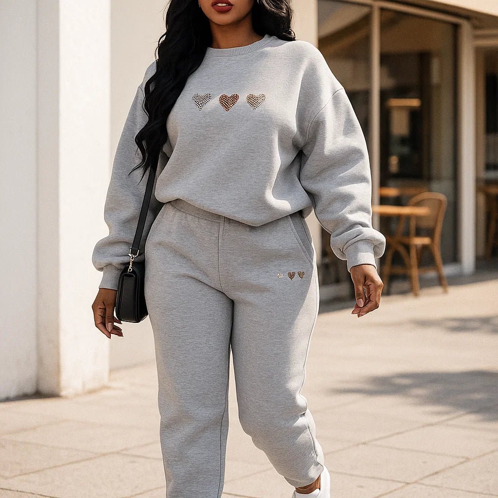 Damski dres - dwuczęściowy zestaw - sweter i joggery - w serduszka
