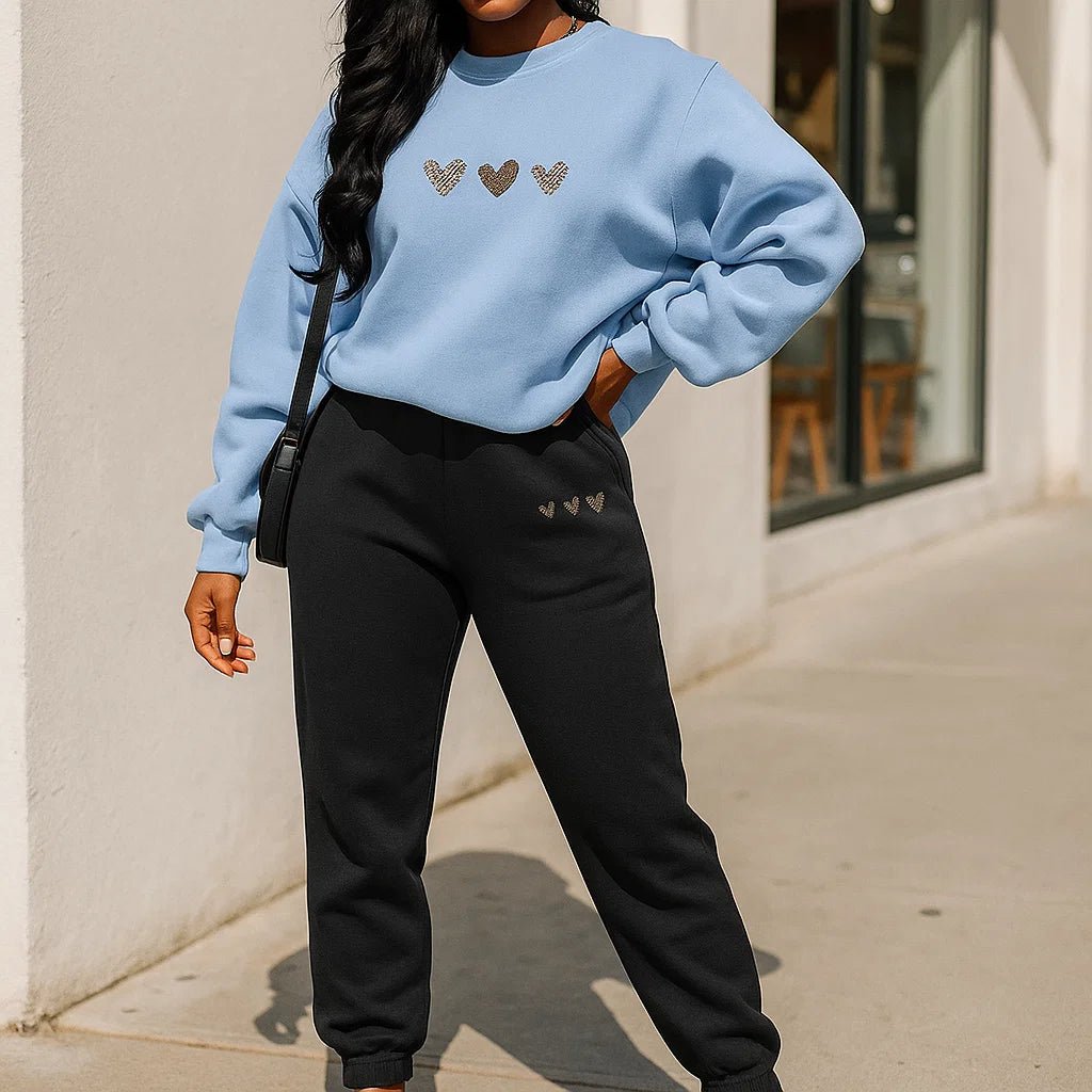 Damski dres - dwuczęściowy zestaw - sweter i joggery - w serduszka