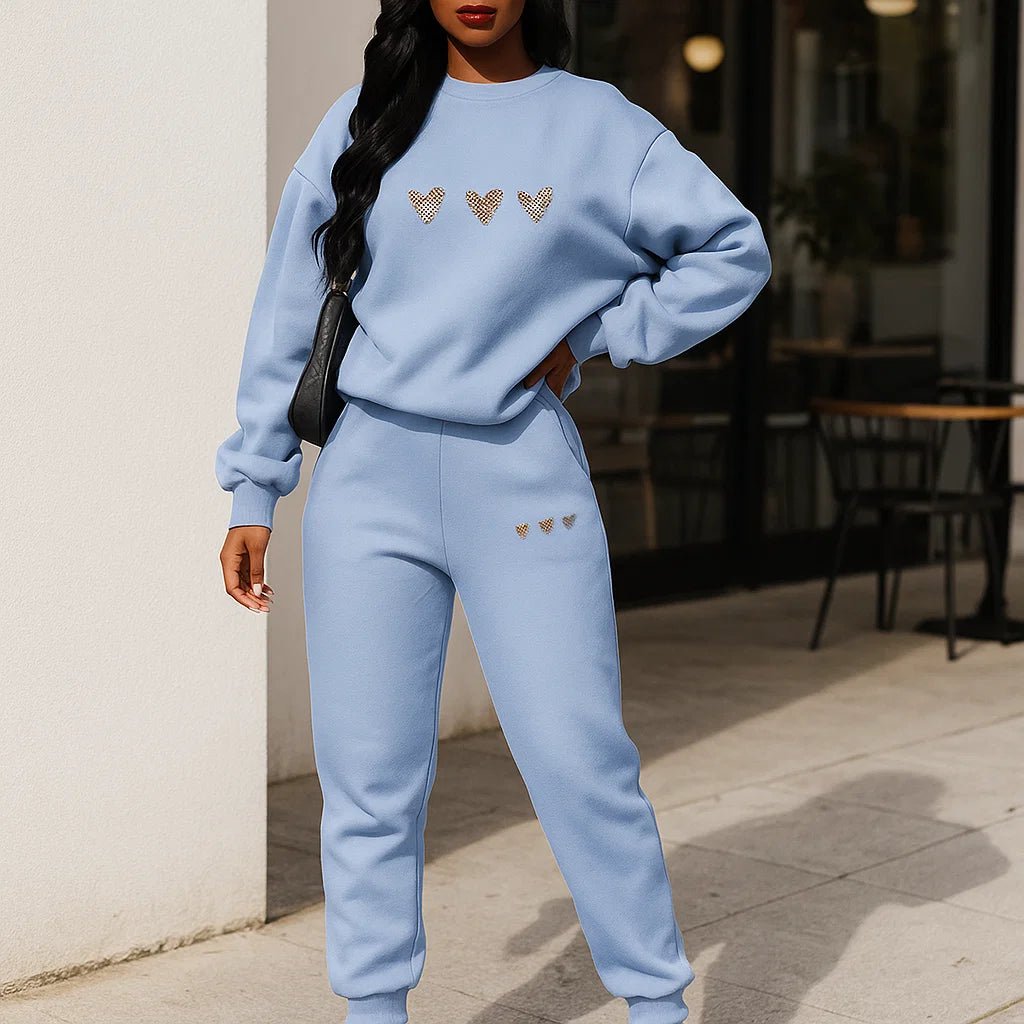 Damski dres - dwuczęściowy zestaw - sweter i joggery - w serduszka