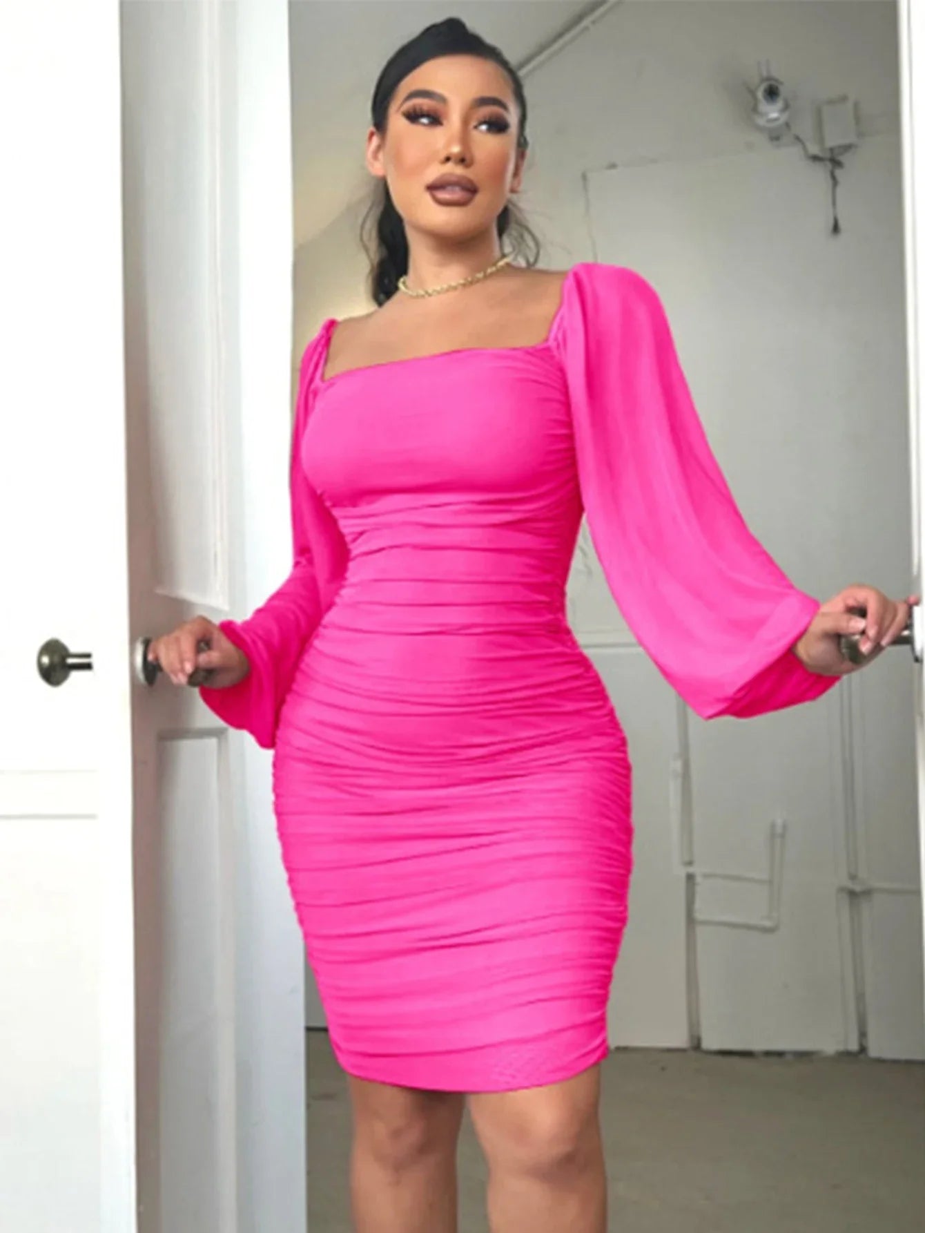 Elegancka sukienka ołówkowa z marszczeniem i bufkami - vivano - warszawa