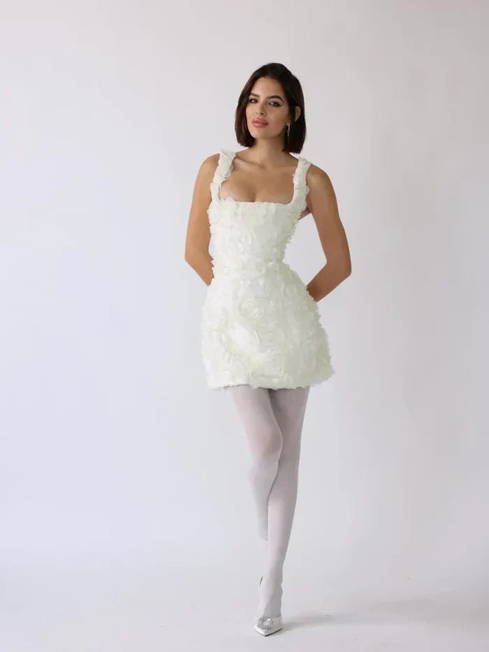 Krótka sukienka z trójwymiarowymi kwiatami – elegancka i romantyczna - vivano - warszawa