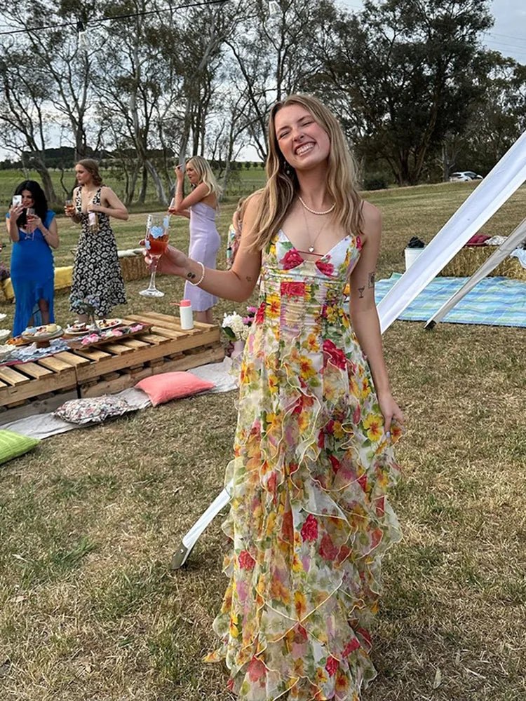 Zwiewna długa sukienka z falbanami i cienkimi ramiączkami - vivano - warszawa